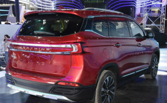 又一款国产逆袭成功,车长4,5米,配1,6T,LED雾