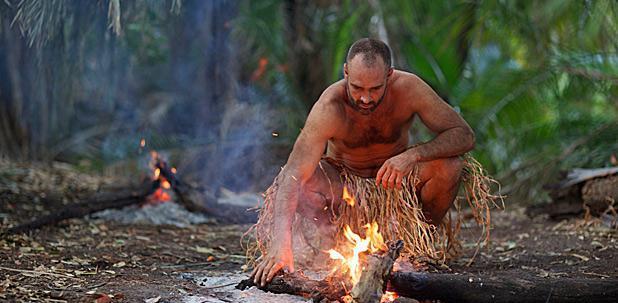 荒野求生节目幕后照片对比, 贝爷和德爷谁是一