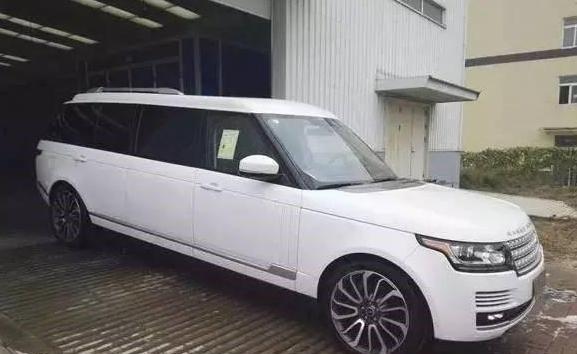 山东土豪购入400万加长路虎, 打开车门却让人感觉很土