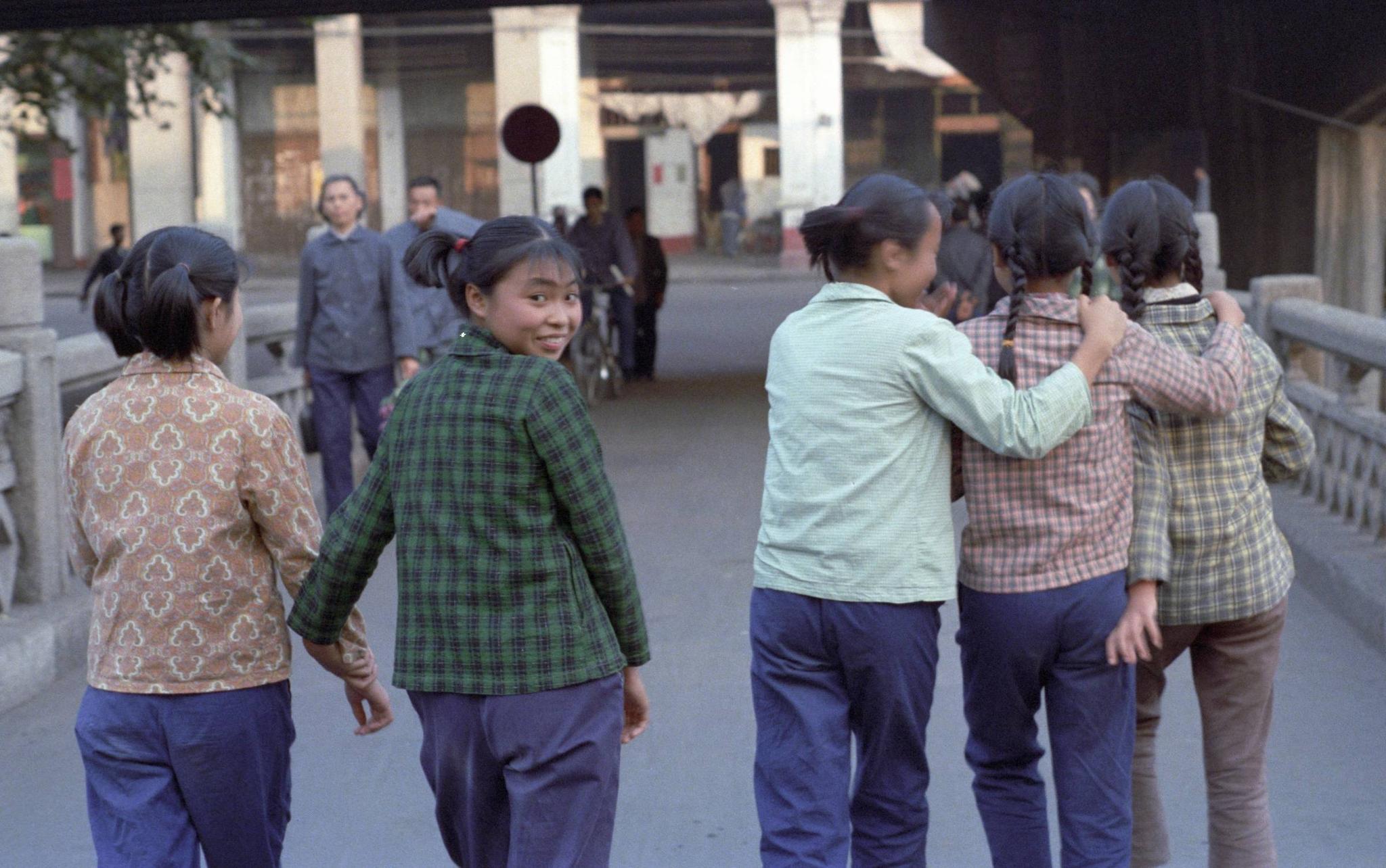 怀旧老照片:1978年的广州街头,格子衫已成为主流!