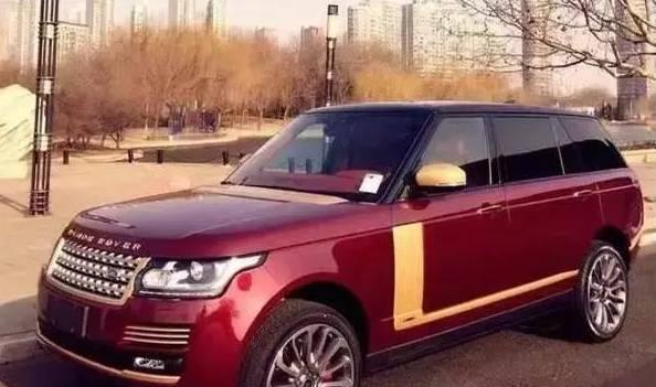 街头停一辆红色揽胜，引众人围观，走进仔细一看，赶紧下跪