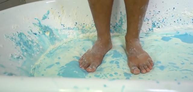 老外泡在非牛顿流体中24小时, 这操作让人窒息