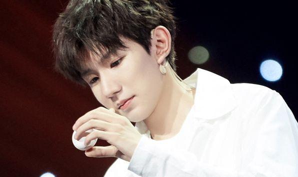 《开学第一课》王源孵化无壳小鸡,多次遇挫撒