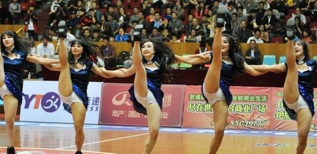 你知道拉拉队的潜规则是什么吗? 就是不穿内裤