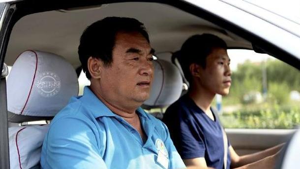 科目三考试安全员踩刹车为何这么积极,那是因