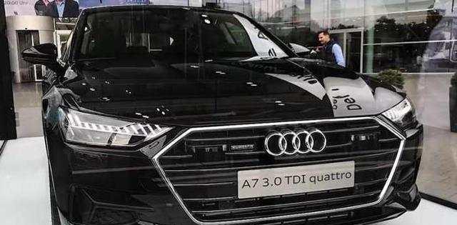 新一代奥迪A7到店，颜值爆表，内饰完胜奔驰S级，还买啥宝马？