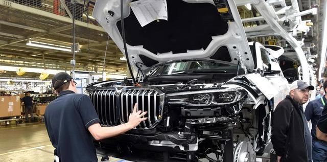 这回真和奔驰叫板了！宝马家族大哥X7亮相，一上路引起一阵尖叫