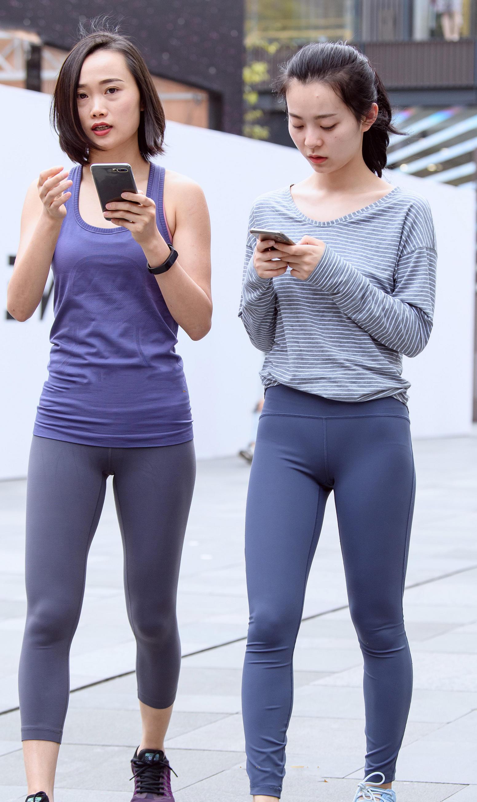 街拍:气质小姐姐紧身裤勾勒出迷人身材，和闺蜜一起出街各有千秋