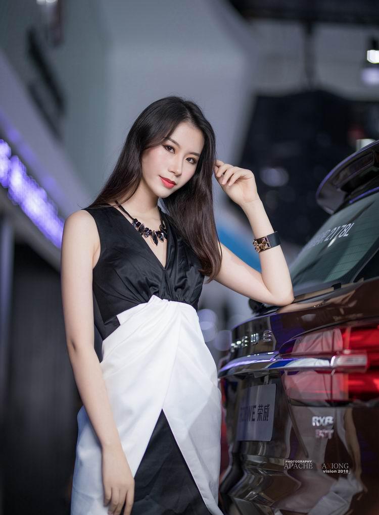 杭州十一车展荣威车模,明眸善睐顾盼生辉,电力十足的吸血鬼眼妆