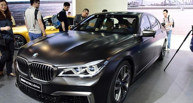 300万的宝马B7，什么宾利劳斯莱斯，都追不上它的尾灯！