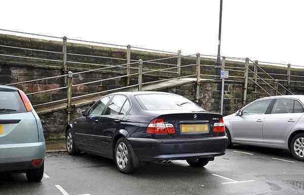 30万宝马豪车长出草, 三个月无人认领, 路人一看车头罚单转身就