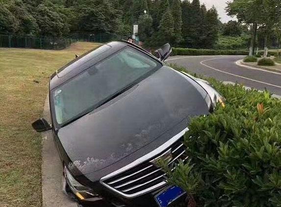 路面上一条不起眼的排水沟, 却让五菱宏光把豪车鄙视了