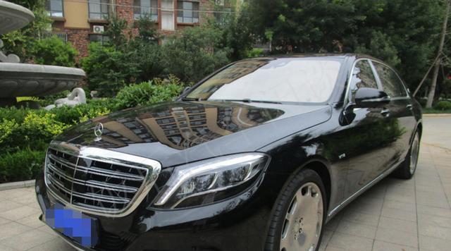 花326万元买辆奔驰迈巴赫S600, 车主太高兴, 小区门口停了三天