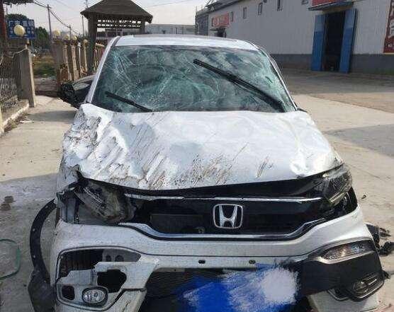 日产本田冠道夜路翻车侧滑最后报废 车主却是安全的