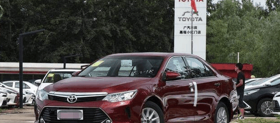 全新丰田凯美瑞为什么卖的要比本田雅阁好? 看完内饰就知道了!