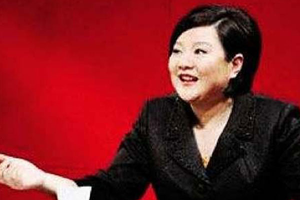 陈凯歌前妻近照,长相有点普通还胖,但十个陈红遇她也