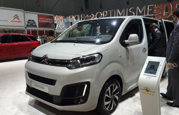 长5米3, 配9座, 配置肩比丰田埃尔法, 国产后售价仅18万