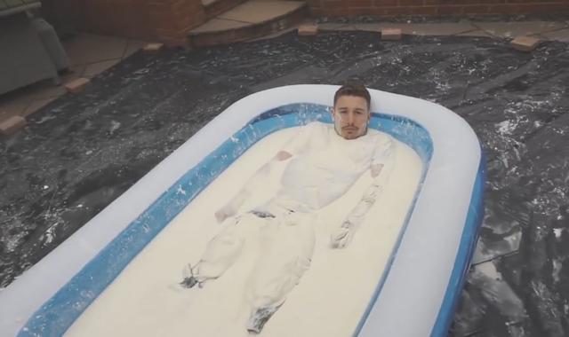 老外泡在非牛顿流体中24小时, 这操作让人窒息