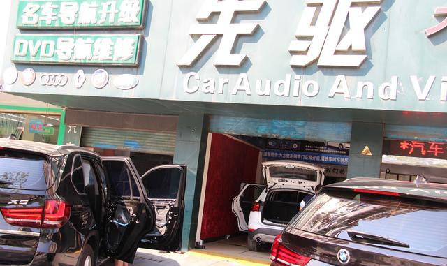 宝马新X1加装原厂前雷达10.2大屏倒车影像记录仪踏板