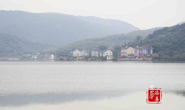 南北湖 次日清晨赴南北湖景区,南北湖是我国唯一一个集山海湖为一体的景区,是海盐旅游的金名片,是海盐最具代表性的景点。南北湖景区山不高可是层峦叠翠,水不深,却是蜿蜒曲折,以其独特的江南风貌闻名天下,在这里可以观看到日月同升的奇观,这里还是钱塘江大潮的起源处。微雨后的清晨,这里的湖面平静如镜,印一面风景,更是令人为之倾迷。