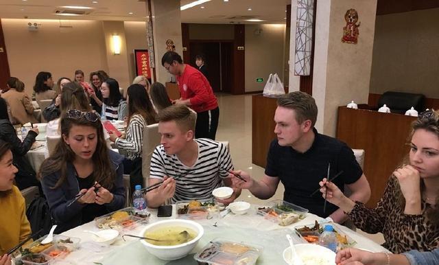 美国人:吃饭时如何阻止中国人给我夹菜?步骤一看就会
