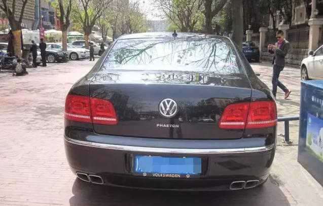 百万豪车停在路边，引众多美女围观，走进仔细一看 真相揍这车主