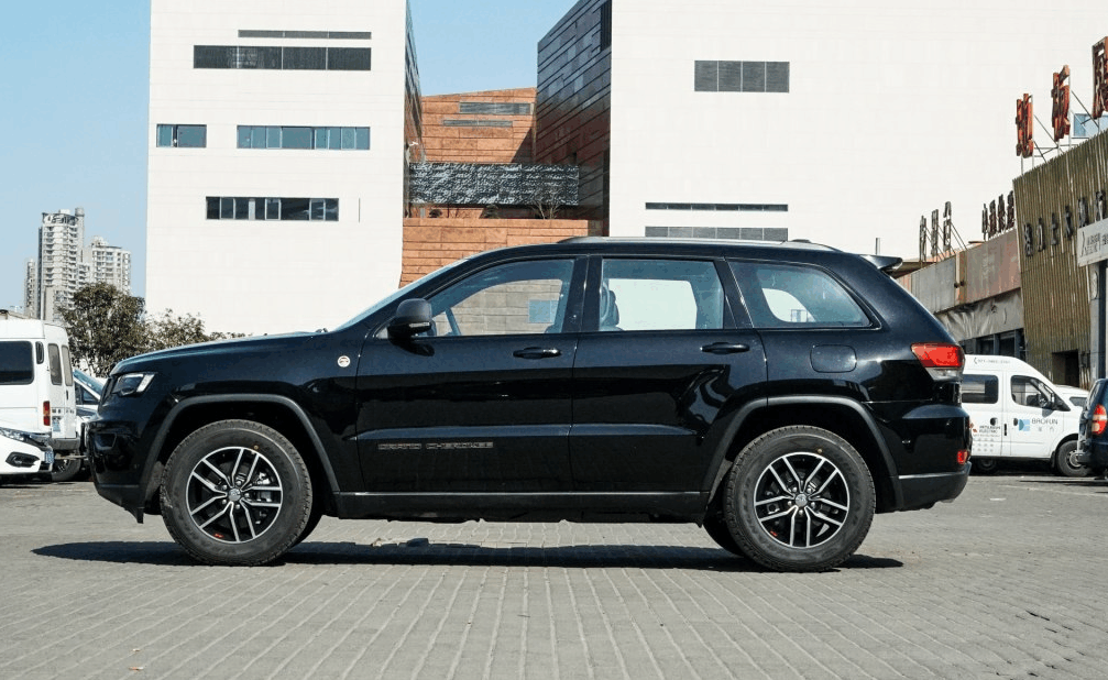 2.3吨的车重百公里加速仅8.2秒, 刚柔兼济, 内饰豪华堪比揽胜