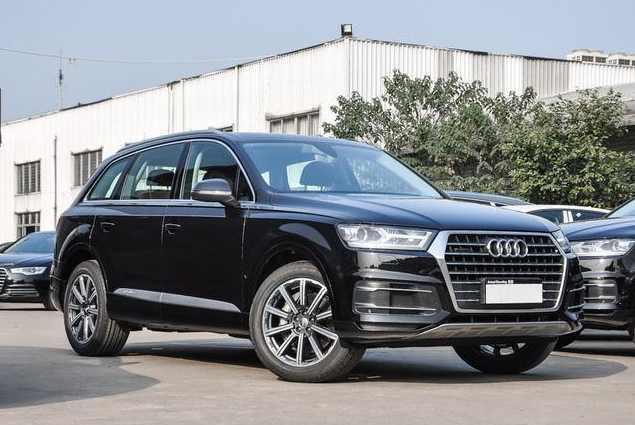 奥迪Q7轻松上路, 甩开宝马X6一条街, 买它比英菲尼迪值!