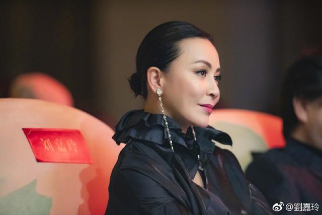 刘嘉玲自信晒出素颜照，发现没有眉毛！网友：明明都已经52岁了