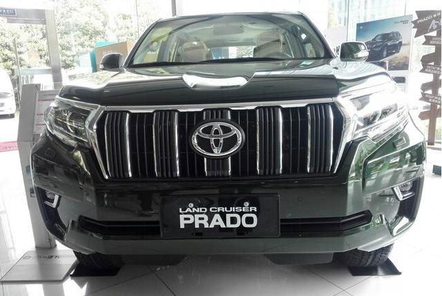 丰田4S店新进一台18款军绿色普拉多，帅得一塌糊涂，就是霸道！