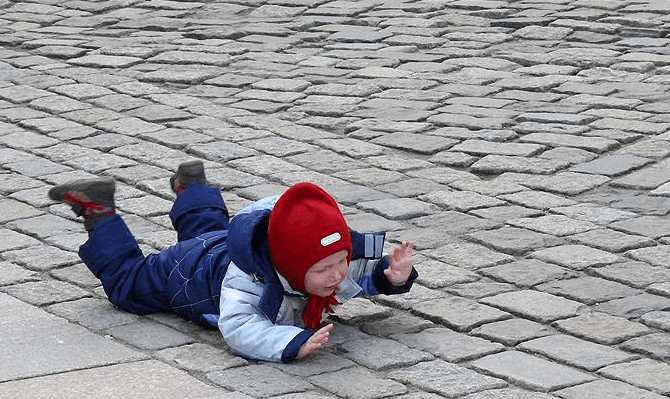 孩子摔倒了, 笨母亲看到聪明母亲的做法后直接傻了眼!