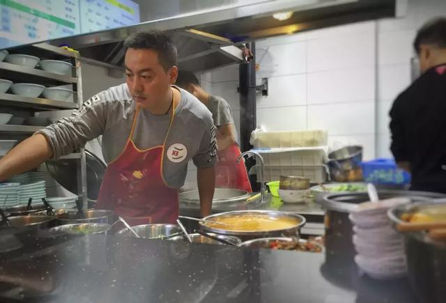 深藏在深圳华强北的神级面馆,每天辣椒酱都被