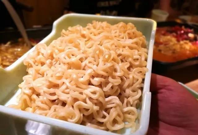 这家烤鱼店de萌熊是太原网红唉?它霸占各路美