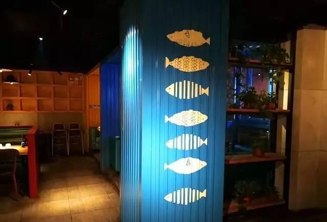 这家烤鱼店de萌熊是太原网红唉?它霸占各路美