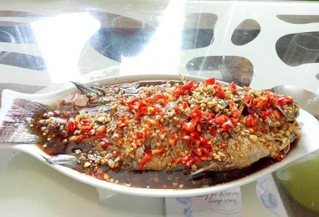 蒜爆鱼的做法其实很简单，记住几个关键步骤轻松学会