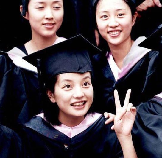 女星早年照片合集,高圆圆带牙套,杨紫甜美,谁的