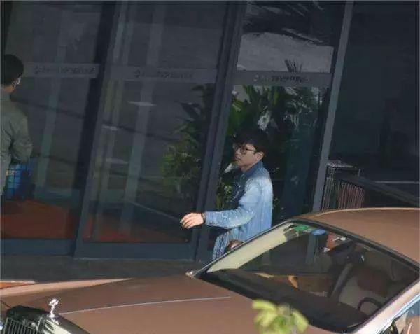 实拍：谢娜顺利生下双胞胎后，张杰舍弃800万豪车，换上大面包车