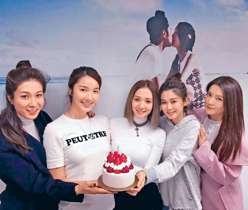 待嫁苟芸慧约上好姐妹喝下午茶 怀孕的李亚男忍不住喝咖啡