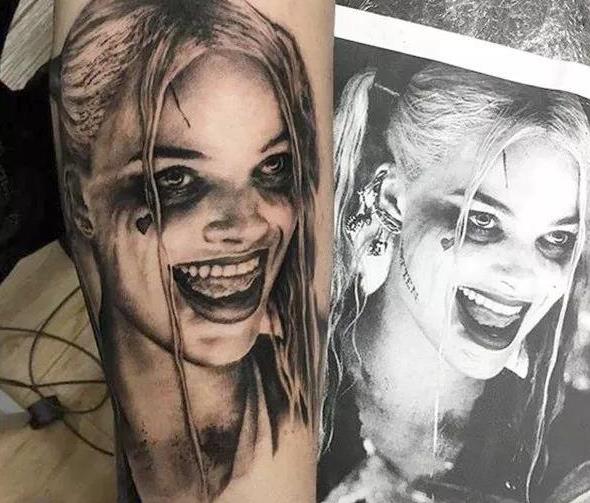 小丑女做纹身, 还是很酷的