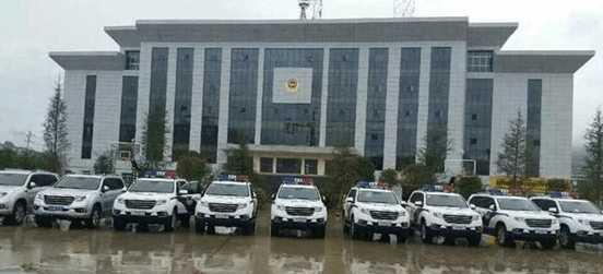 前有吉利, 后又哈弗, 买车就买国产车, 人民警察都用它