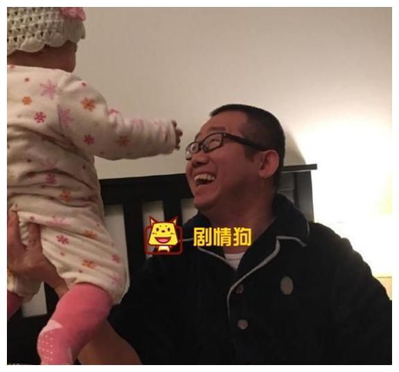 涂磊终于让妻子露面了,两人很有夫妻相,妻子还对他不