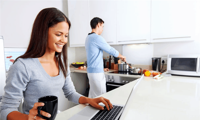 老外评价: 明火炒菜太危险, 中国厨师用颠勺技术