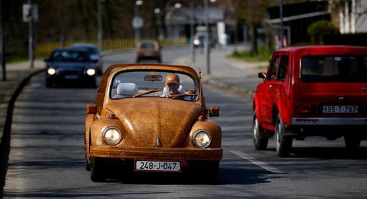 老人改装橡木外壳甲壳虫, 造型太独特, 上路总是被拦查