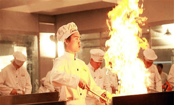 老外评价: 明火炒菜太危险, 中国厨师用颠勺技术