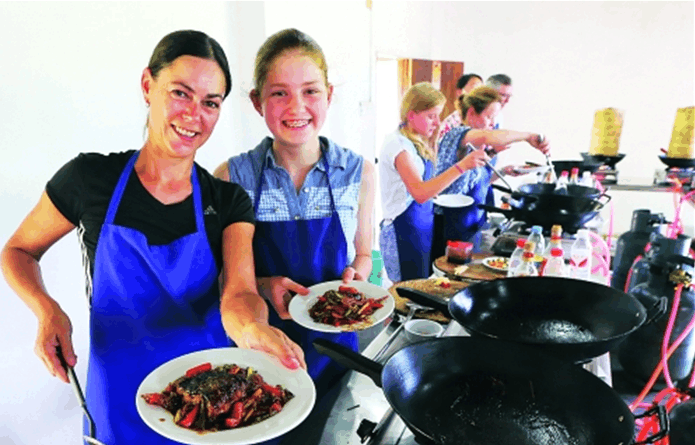 老外评价: 明火炒菜太危险, 中国厨师用颠勺技术