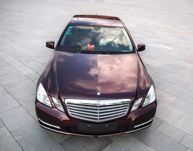 奔驰E级贴膜案例汽车改色贴膜黑玫瑰超亮金属膜