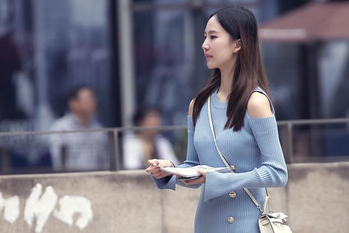 重庆街拍, 格子短裙搭配黑T恤, 简单随意且又大