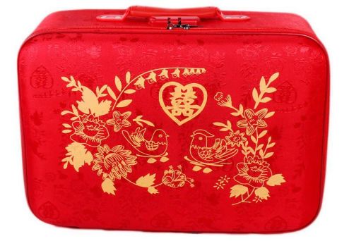 我结婚妈要10万礼金,婚礼当天打开箱子看陪嫁