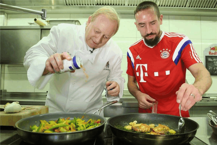 老外评价: 明火炒菜太危险, 中国厨师用颠勺技术