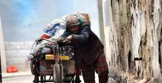 阿婆街上捡垃圾,无意刮蹭豪车,车主过来后,见到老人哭着跪下了